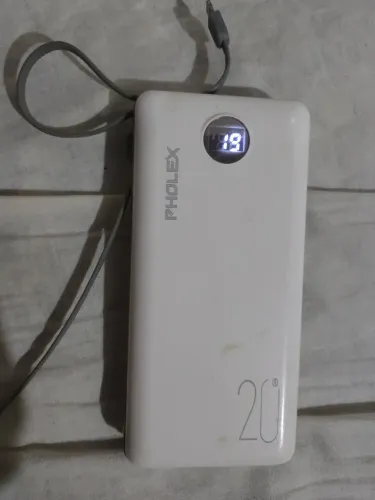 Vendo meu carregador portátil seme novo 20mil milhaperes capacidade de 4. Cargas por dia