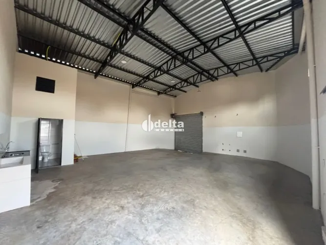 Galpão comercial disponível para locação no bairro São Jorge em Uberlândia - MG.