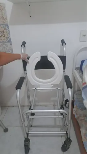 Cadeira de rodas para banho e higiene pessoal