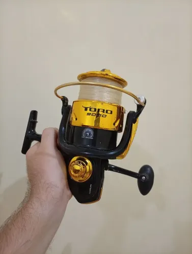 MOLINETE TORO 9000 MARURI + VARA MISSOURE 50LBS + LINHA 0.80 DOURADO