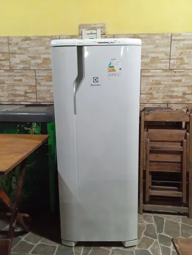Vendo geladeira Eletrolux e fogão Brastemp!!!