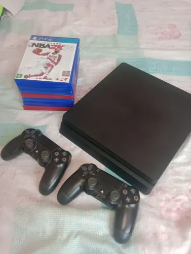 Ps4 slim preto, dois controles, 1 T de armazenamento, acesso ao online e jogos inclusos. 