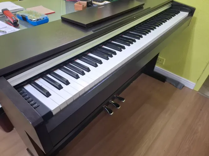 Piano Digital Yamaha Arius YDP-142