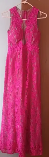 Vestido de festa longo.