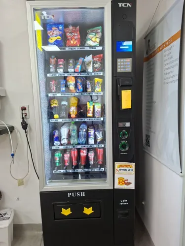 MÁQUINA DE BEBIDAS D SNACKS