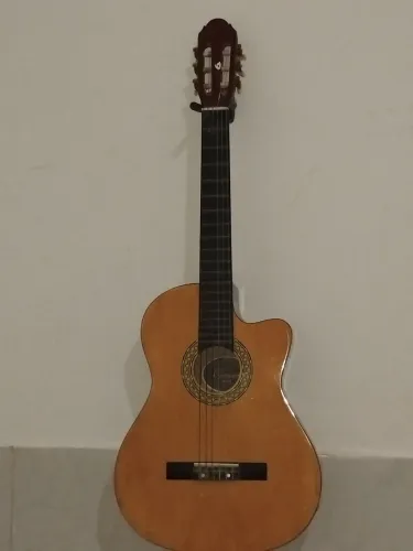 VIOLÂO EM PERFEITO ESTADO, NUNCA USADO.