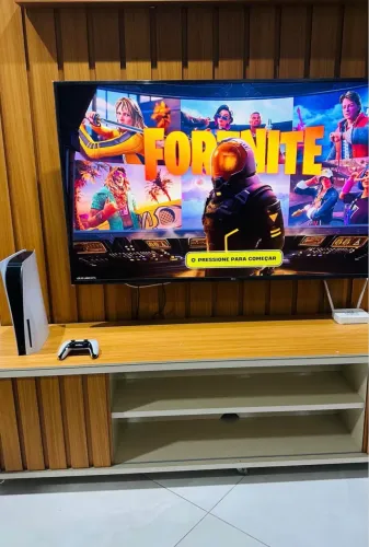 Ps5 semi novo na caixa mídia física e digital, acompanha todos acessórios e 8 jogos.
