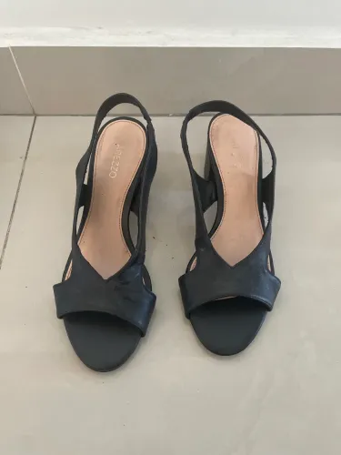 Sandália Preta Arezzo Couro Salto Médio Slingback