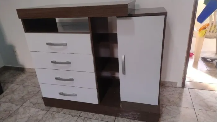 Vendo cômoda semi nova com 4 gavetas e sapateira junto tudo embutido em uma so NÃO ENTREG