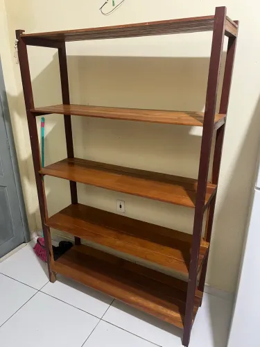 Estante de madeira