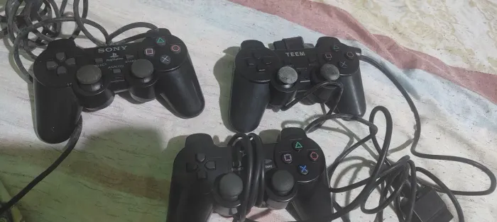 controles de PS2, 1 original e duas replicas