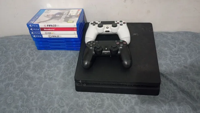 PS4 Slim 
