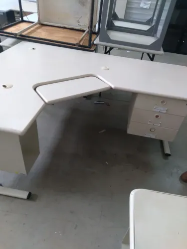 Vendo mesa de escritório reforçada resistente a água