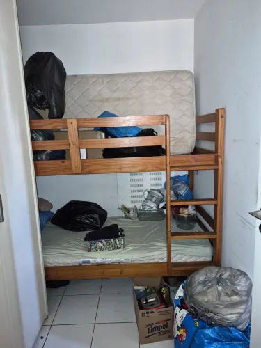 Cama beliche de madeira