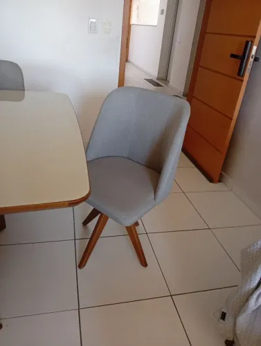 Vendo mesa e 4 cadeiras todas em madeira mesa com tampo de vidro 