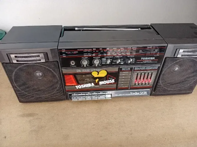 Vendo radio portátil Toshiba em otimo estado modelo SX 28 funciona tudo.
