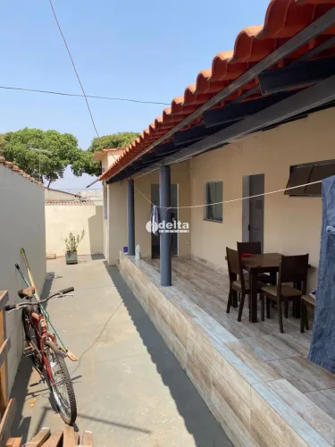 Casas residencial disponível para venda no bairro Santa Mônica em Uberlândia-MG