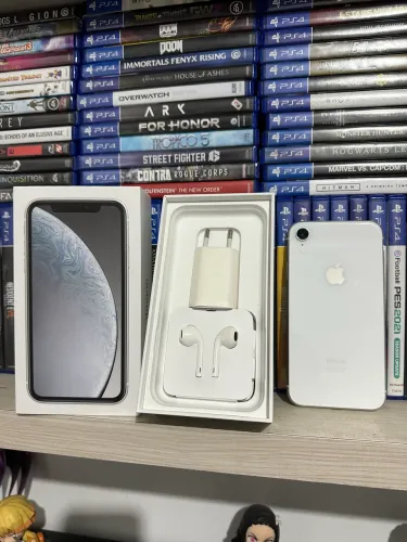 iPhone XR com caixa e acessórios