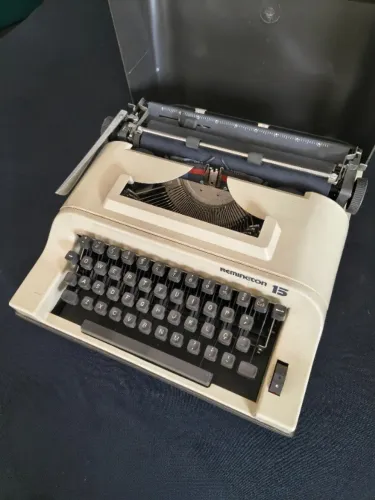 Máquina de escrever Remington 15
