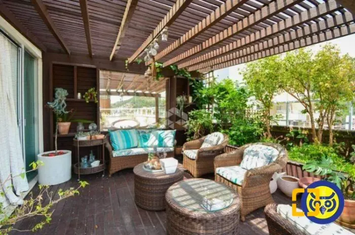 Cobertura duplex com 3 quartos e 2 vagas de garagem, no centro.