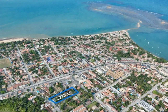 Área Estratégica 2.213 m² com 342 m² Construídos a 400m da Praia Centro de Coroa Vermelha