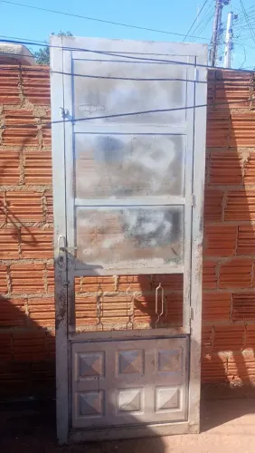 Porta reforçada com grade de proteção fixa
