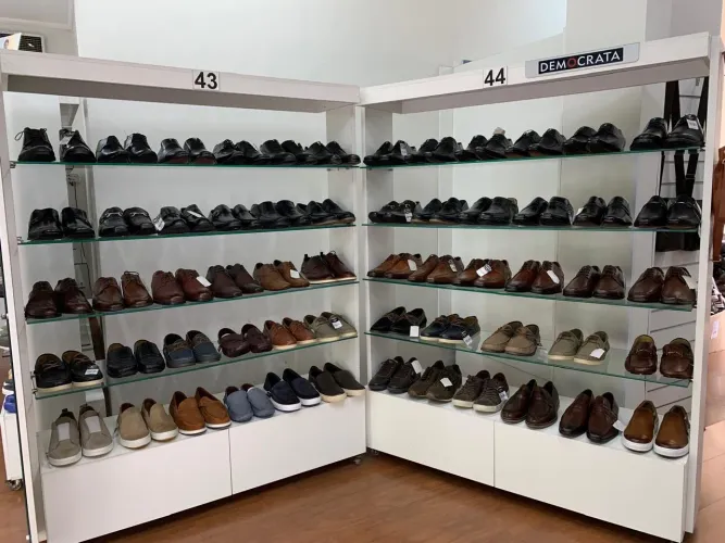 Prateleiras em madeira e vidro
