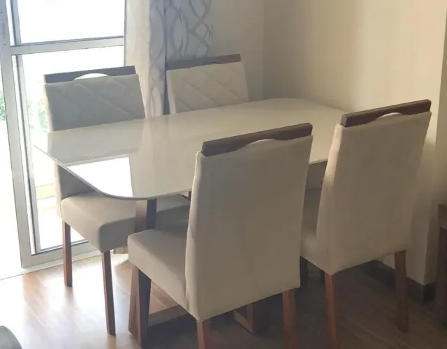 Mesa de jantar of-white tampo de vidro + 4 cadeiras