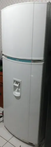 Geladeira funcionando perfeitamente, com água na porta. 800reais . *. Zap