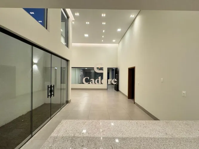 Casa à venda no Novo Mundo com 03 suítes , sendo a master com closet