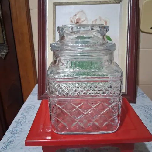Pote de vidro  com losangos em alto relevo..perfeito 
