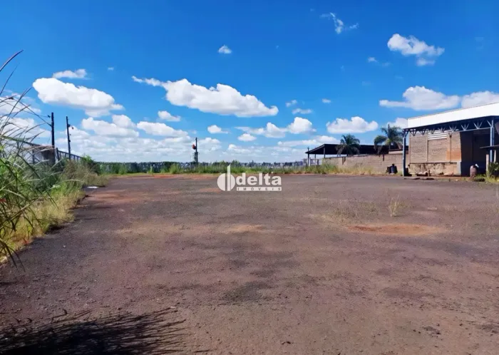 Área comercial disponível para locação no bairro Minas Gerais em Uberlândia-MG