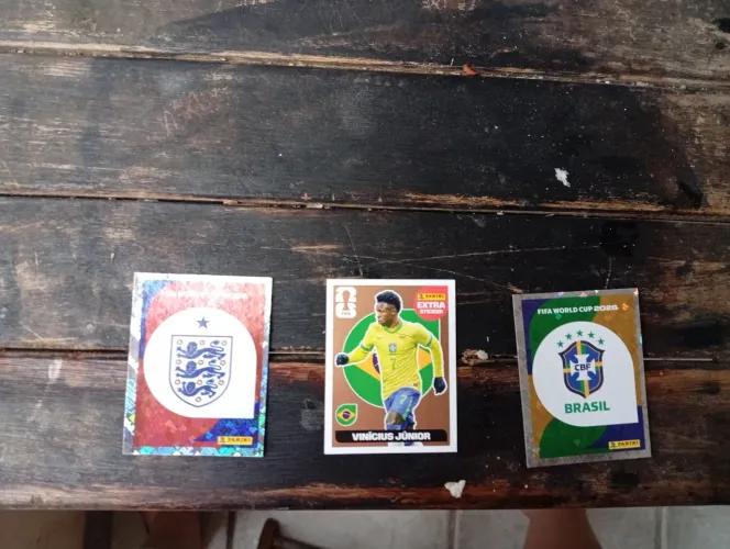 Vendo figurinha da copa de 2026 do Vinícius Junior bronze e duas brilhantes de brinde