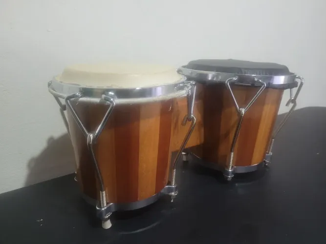 Par de Bongôs de Madeira - Instrumento de percussão