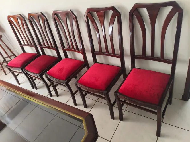 Mesa de mogno escurecido com 10 cadeiras.
