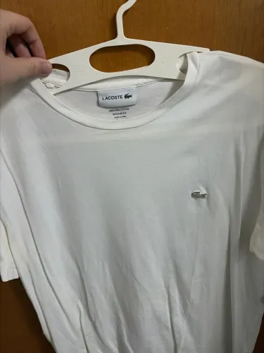 Camiseta Lacoste, tamanho GG (serve G) Em boas condições 