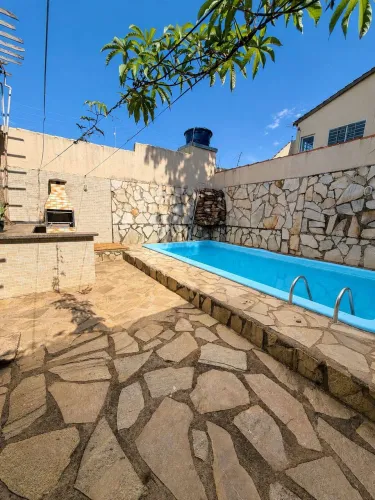 Casa de 95m² com 02 quartos e piscina Pq. Santa Rita.