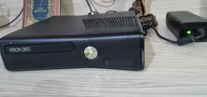 XBOX 360 SLIM 4GB (leitora com defeito)