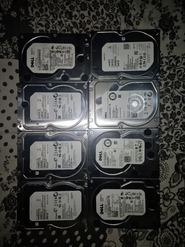 8 HDs de 2 TB cada, HDs de alto desempenho e resistência, R$220 cada
