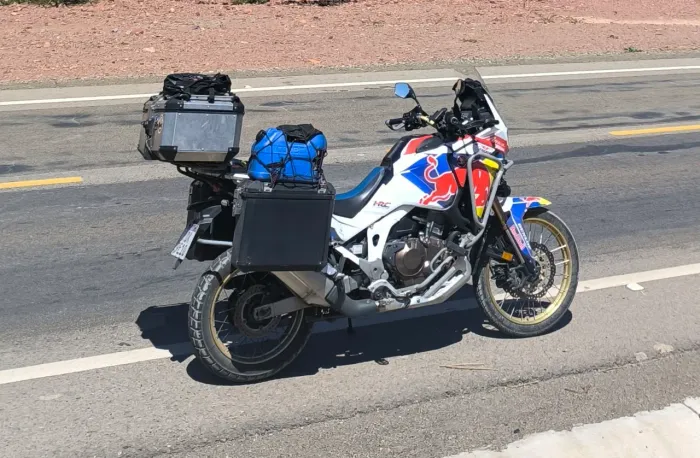 Bau Traseiro Givi 58l Outback com base e reforço para Africa Twin 1100 adventure.
