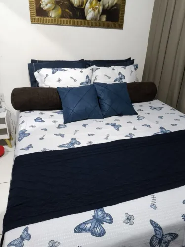 Rolo de cama de casal na cor vinho