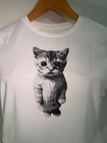 Blusa branca de gatinho
