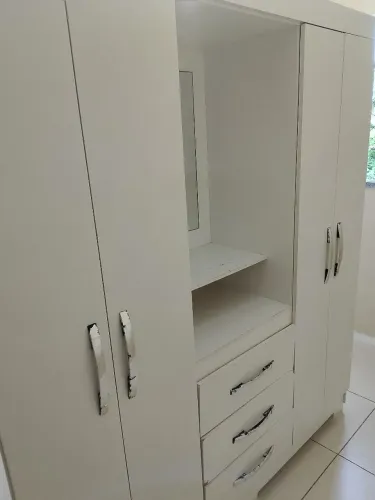 Guarda roupa de 6 portas e Guarda roupa de 4 portas R$ 500,00 os dois.