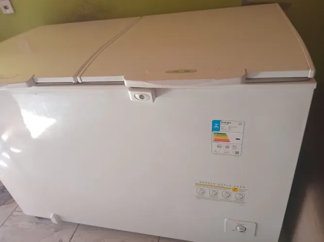 VENDO FREEZER SEMI NOVO DE 2 TAMPAS AVISTA OU NO CARTAO