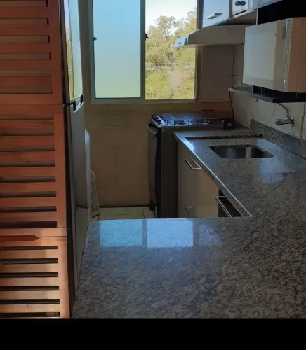 Granito para cozinha com mesa integrada em L