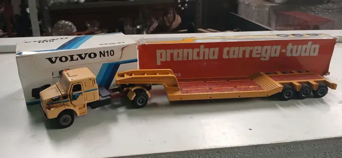 Miniatura Volvo N10 Arpra com carreta prancha para colecionadores 