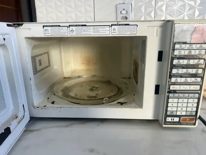 Vendo microondas no estado da foto motivo mudança 300$ retirar na nova sepetiba