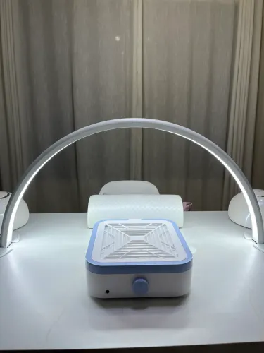 Luminária meia lua de mesa