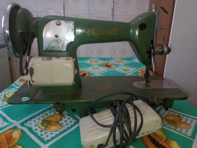 Máquina de Costura Antiga Vigorelli Verde (Com Motor Elétrico