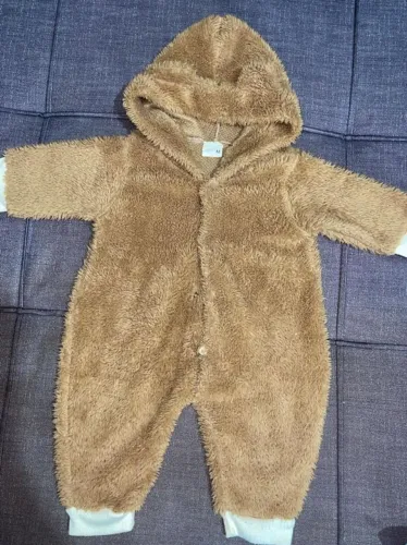 Macacão de Pelúcia Tamanho veste de 3 a 9 meses 